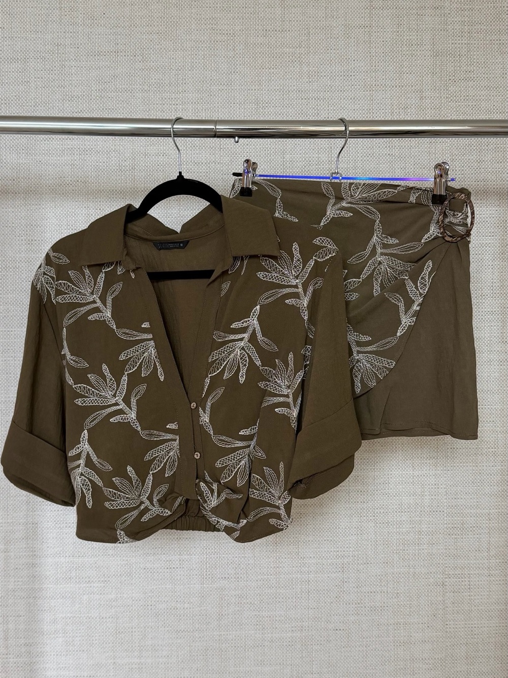 Zara Olive Green Cropped Button-Front Blouse with White Leaf Print